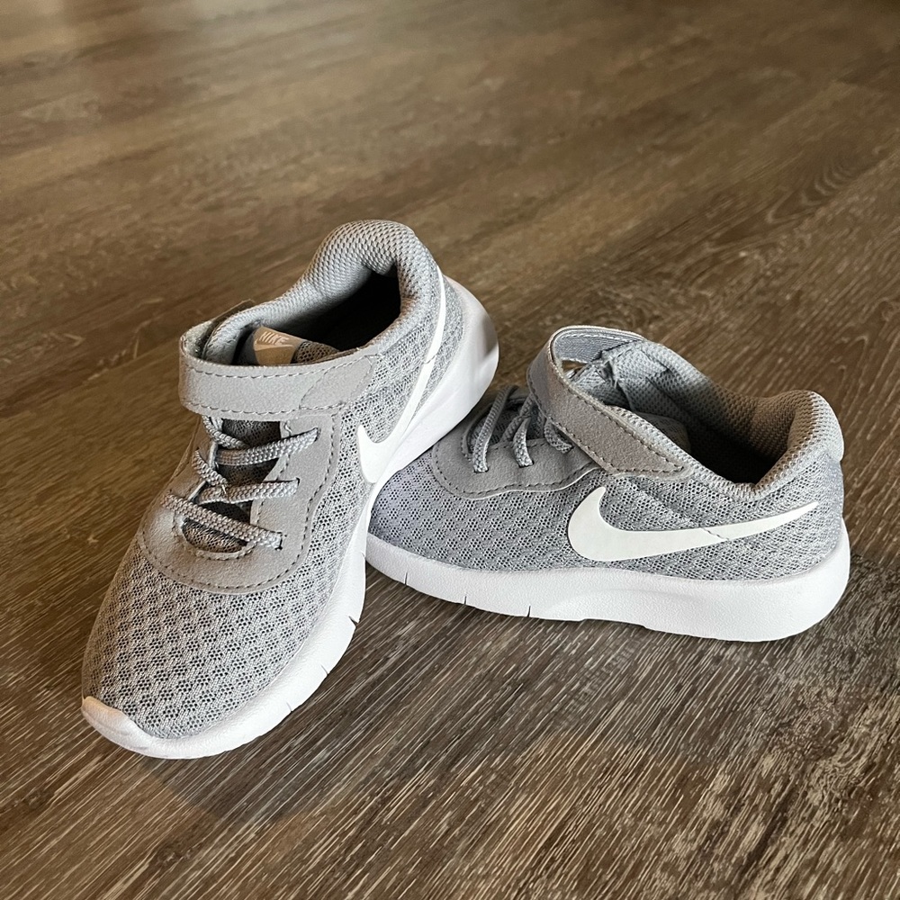 Toddler Nike shoes size 9c